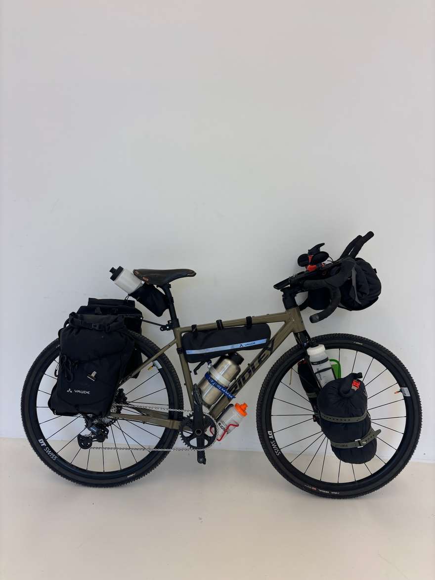 Numerosas alforjas de bicicleta